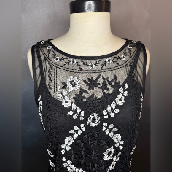 White House Black Market Embroidered Mesh Sleeveless Top – Size M - Picture 2 of 9